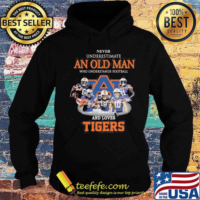 Never underestimate a woman who understands football and loves auburn tigers signatures s Hoodie Never underestimate a woman who understands football and loves auburn tigers signatures s Hoodie