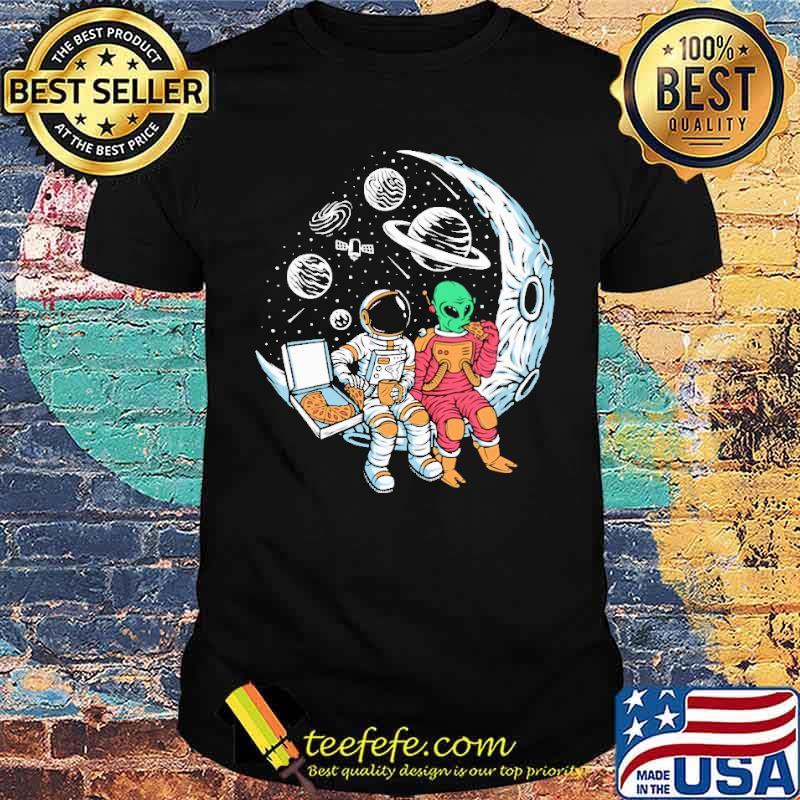 Astronaut and aliean eatting pizza on the moon shirt