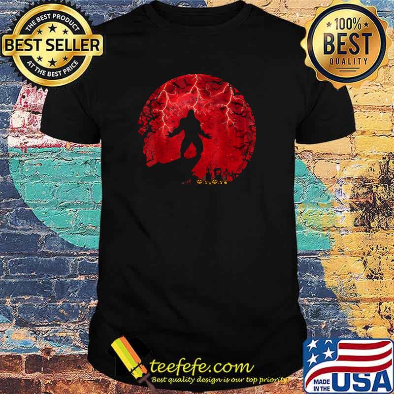 Bigfoot Moon trick or treat Bats Forest Halloween Horror T-Shirt