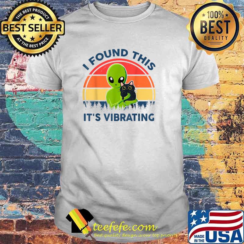 I Found This Its Vibrating Funny Cat Alien UFO Vintage Retro T-Shirt