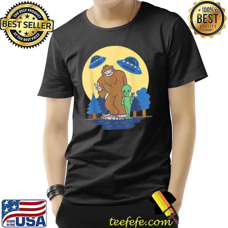 Bigfoot and Alien! UFO T-Shirt