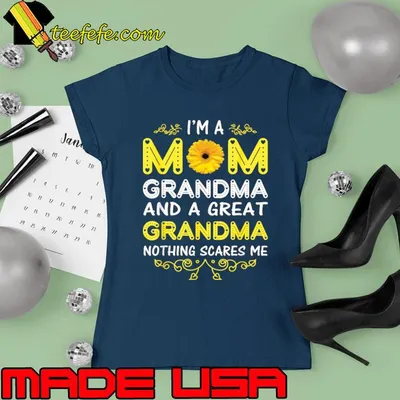 I'm A Mom Grandma Nothing Scares Me Grandma Mother's Day Flower T-Shirt