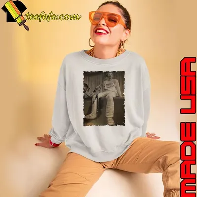 Top larry Bird Sitting In A Chair Basketball Player Singing T-Shirt