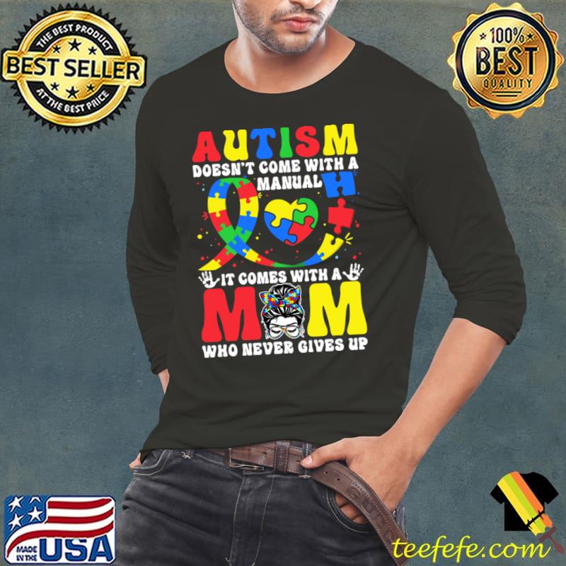 Autism doesn't come with a manual it comes with a mom T-Shirt